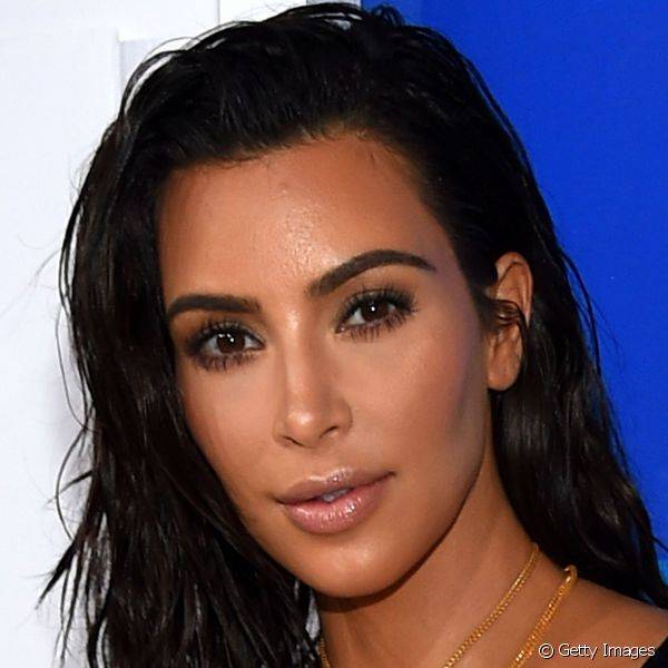 Superiluminada, Kim Kardashian apareceu com pele bronzeada e levemente contornada, sobrancelhas marcadas e lábios glossy